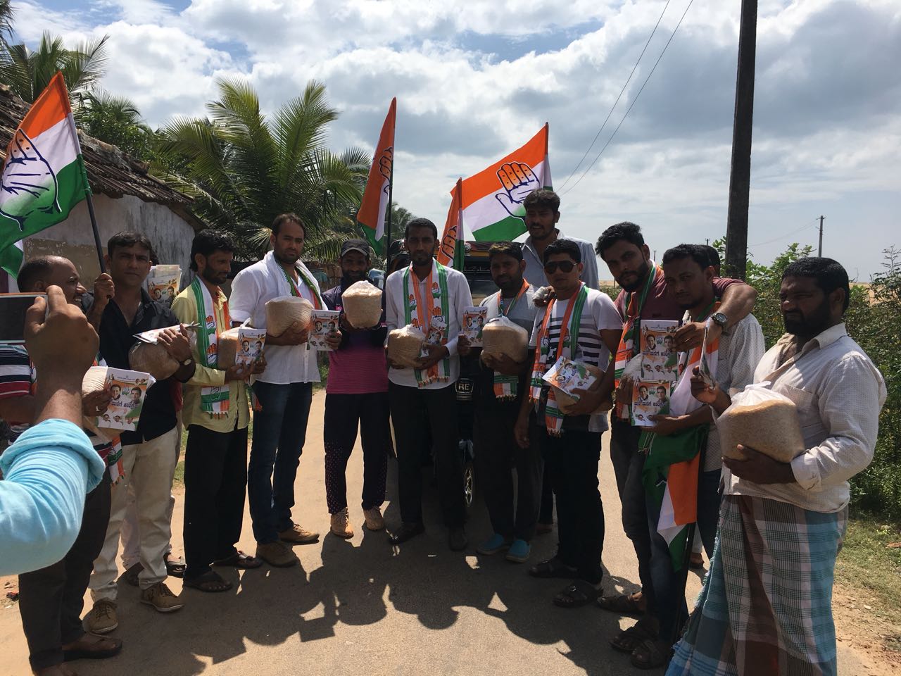 ಬೆಂಗ್ರೆಯಲ್ಲಿ ಮನೆ ಮನೆಗೆ ಕಾಂಗ್ರೆಸ್ ಅಭಿಯಾನ